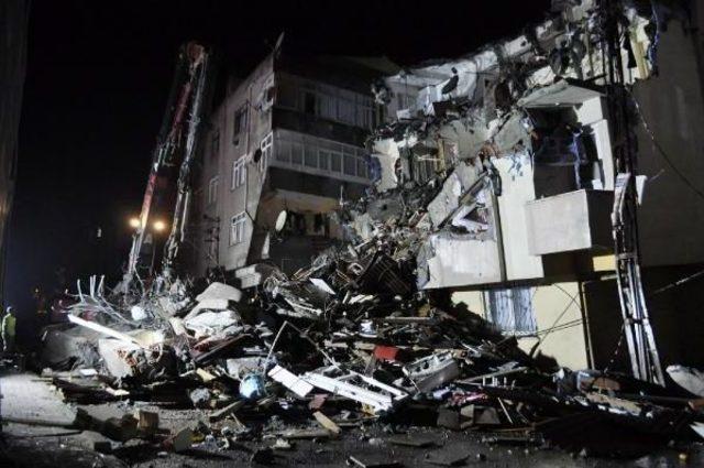 Gaziosmanpaşa da Yan Yatan Bina Yıkıldı 1