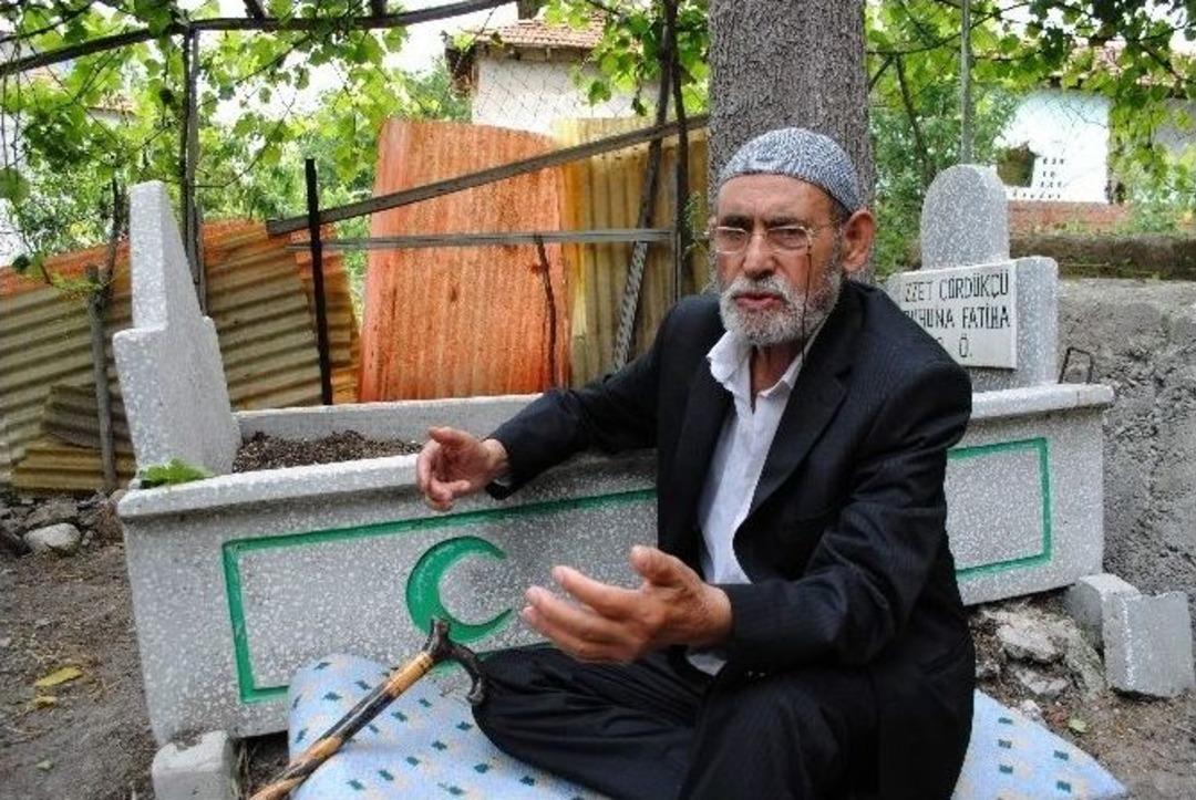 &Ouml;lmeden Yaptırdığı Mezarının Başında Her G&uuml;n Dua Ediyor