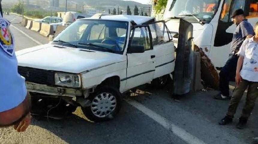 D-100 Karayolunda Otomobile Arkadan &Ccedil;arptı: 2 Yaralı