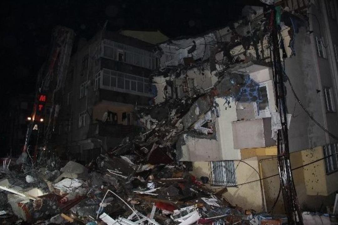 Yan Yatan Binanın Yıkım İşlemleri S&uuml;r&uuml;yor