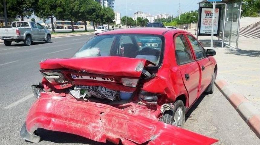 Kırmızı Işıkta Bekleyen Otomobile &Ccedil;arptı: 2 Yaralı