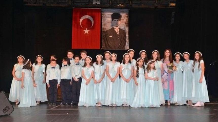 &Ccedil;ocuk Korosundan Muhteşem Konser
