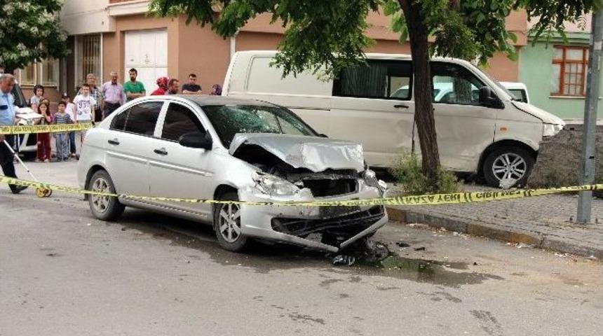 Ş&uuml;pheli Kovalayan Polis Aracı Kaza Yaptı: İki Yaralı