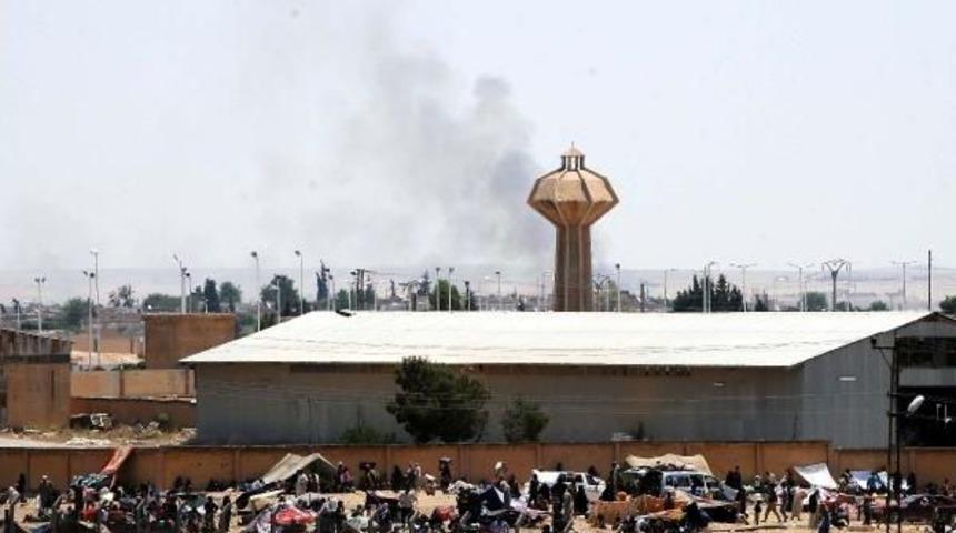 Suriyeliler Sınırda &Ouml;nce 'su' Sonra 'ge&ccedil;iş' Istiyor (2)