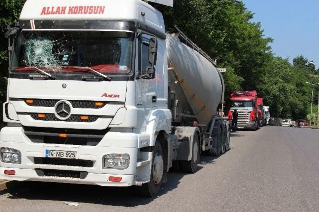 Gece Yarısı Tır Ve Otob&uuml;slerin Camları Kırıldı