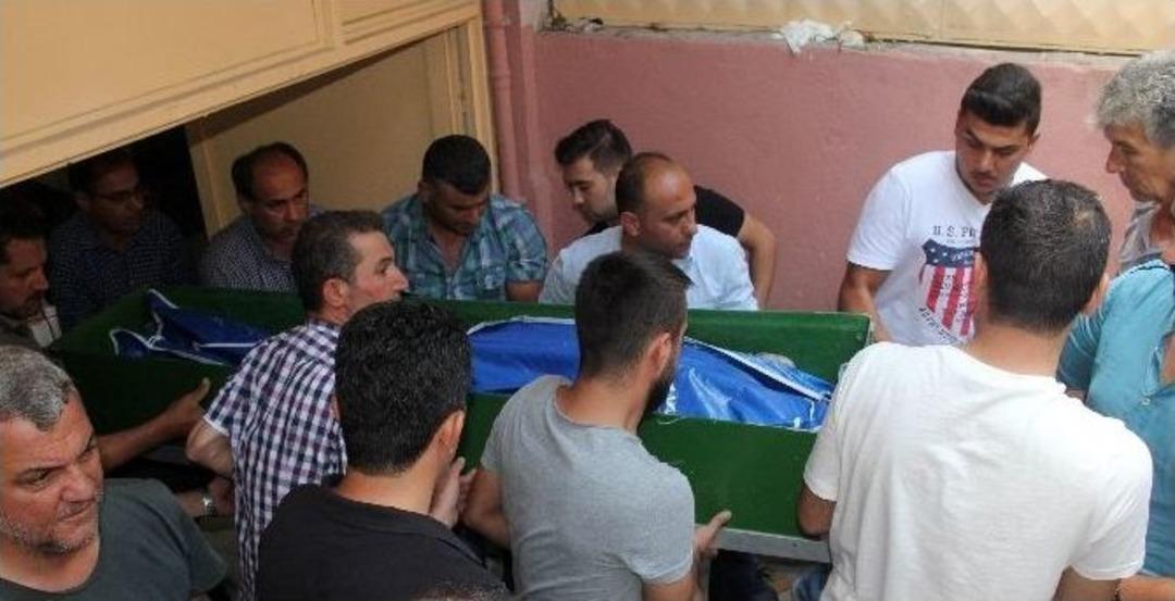 Mezuniyet D&ouml;n&uuml;ş&uuml; Otomobil İle G&ouml;le U&ccedil;an Gen&ccedil; Kız &Ouml;ld&uuml;