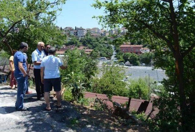 İski Aracı Gecekondunun Üzerine Uçtu 1