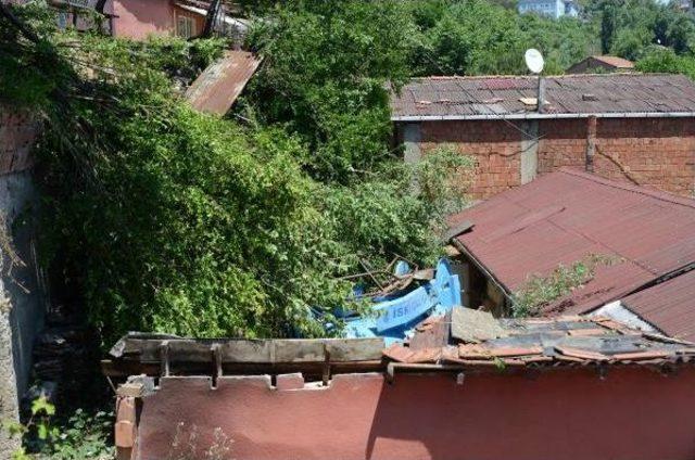 İski Aracı Gecekondunun Üzerine Uçtu 2