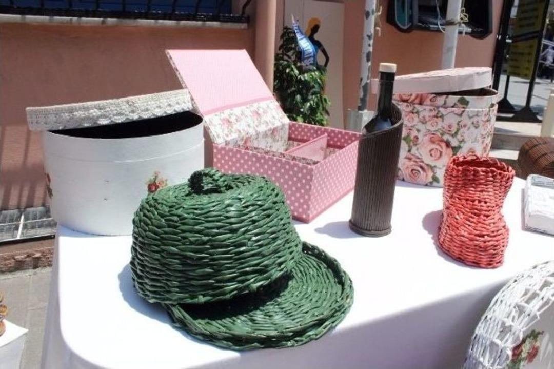 Gazete Kağıtlarından Yaptığı Eserlerini Sergiledi