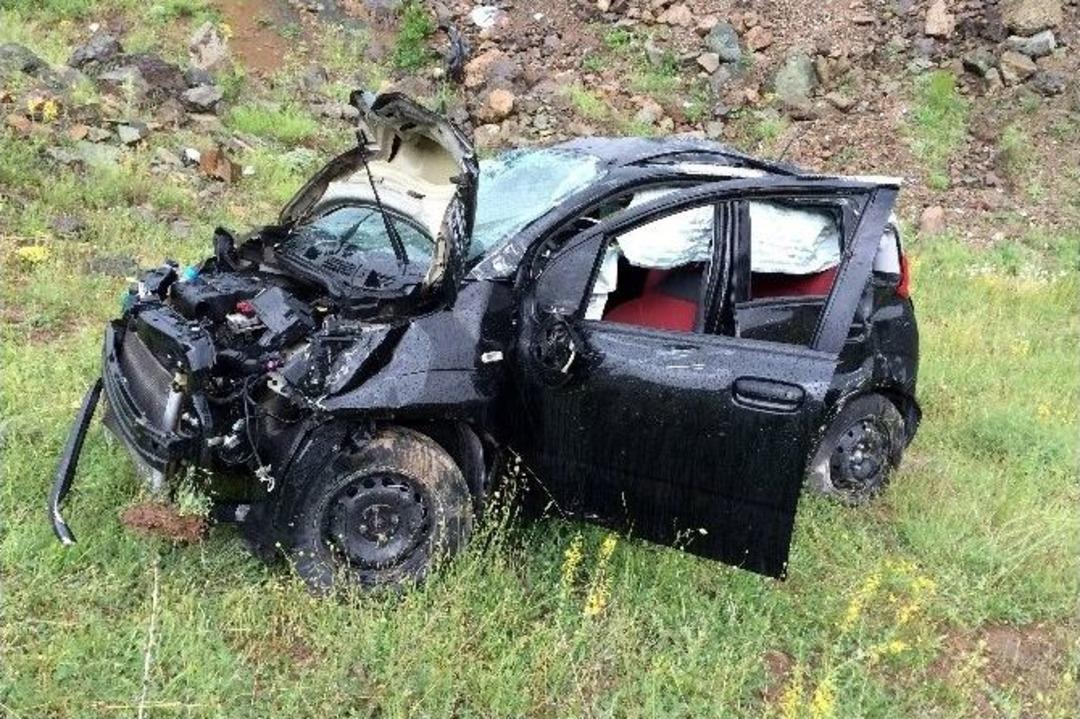 D&uuml;ğ&uuml;ne Giden Aile Kelkit&rsquo;te Kaza Yaptı: 1 &Ouml;l&uuml;, 2 Yaralı