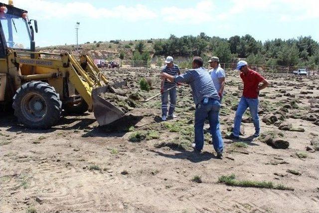 Ayvalık Belediyesi Tafil T&uuml;rkan Stadının Zeminini Yeniliyor 1