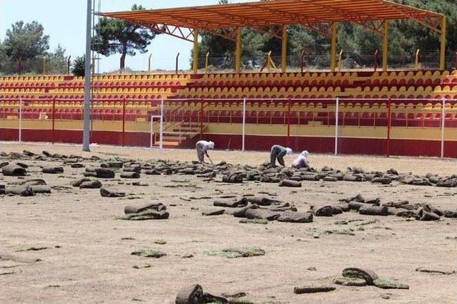 Ayvalık Belediyesi Tafil T&uuml;rkan Stadının Zeminini Yeniliyor 3