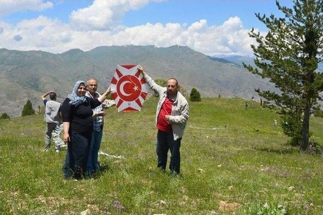 İspir’deki Uçurtma Şenliği Renkli Görüntülere Sahne Oldu