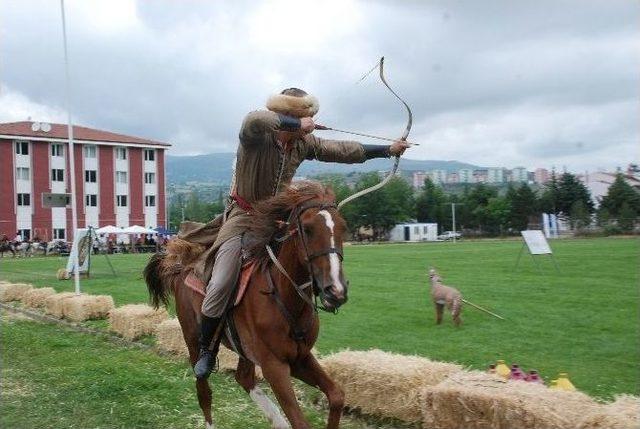 Atlı Ok&ccedil;ular Kılı&ccedil;la Karpuz Kesti 1