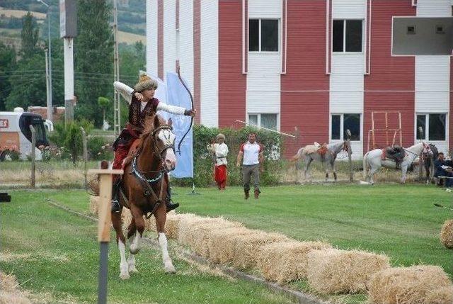 Atlı Ok&ccedil;ular Kılı&ccedil;la Karpuz Kesti 2
