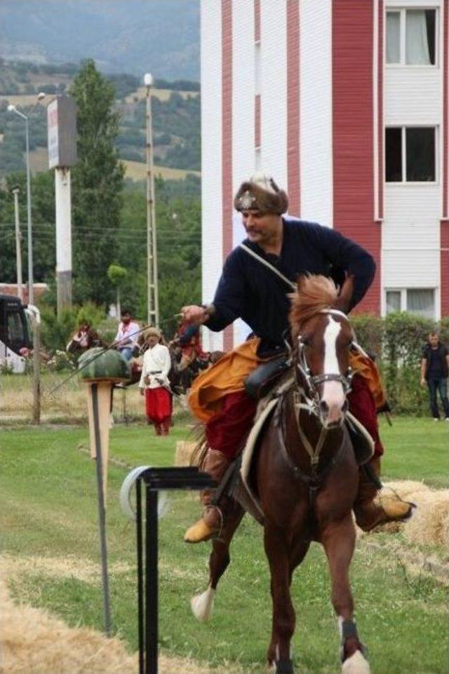 Atlı Ok&ccedil;ular Kılı&ccedil;la Karpuz Kesti 3