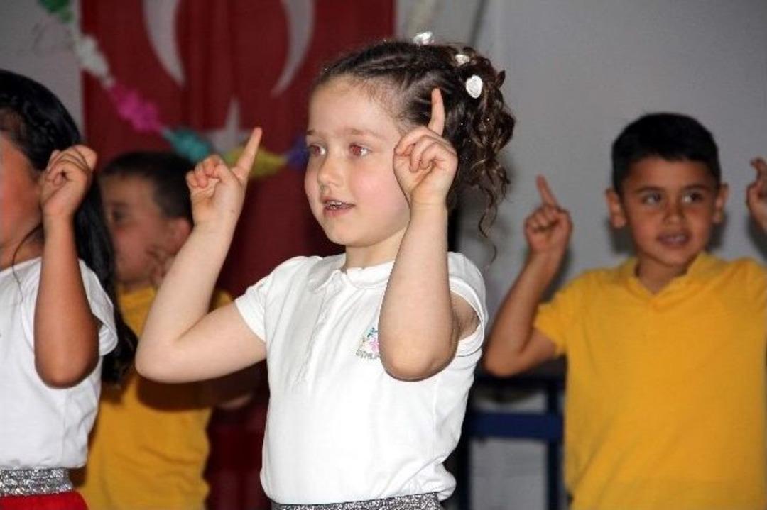 Minik &Ouml;ğrencilerin G&ouml;sterisi B&uuml;y&uuml;ledi