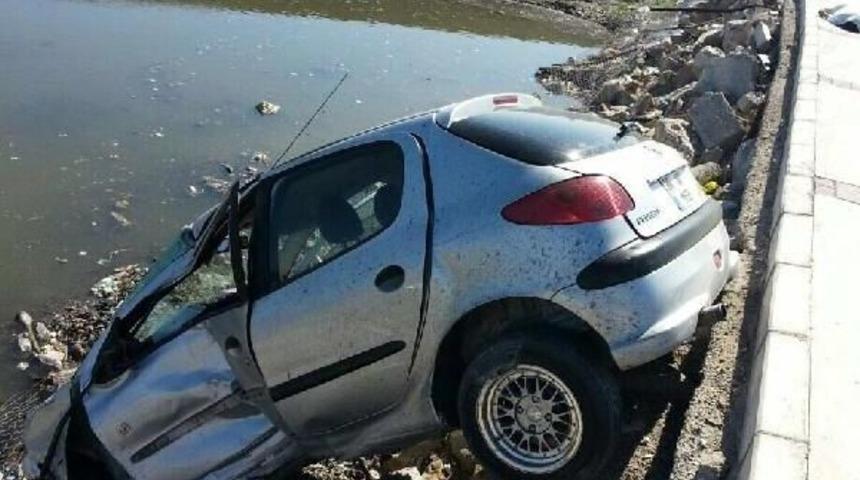 Otob&uuml;s Durağında Beklerken Otomobilin Altında Can Verdi