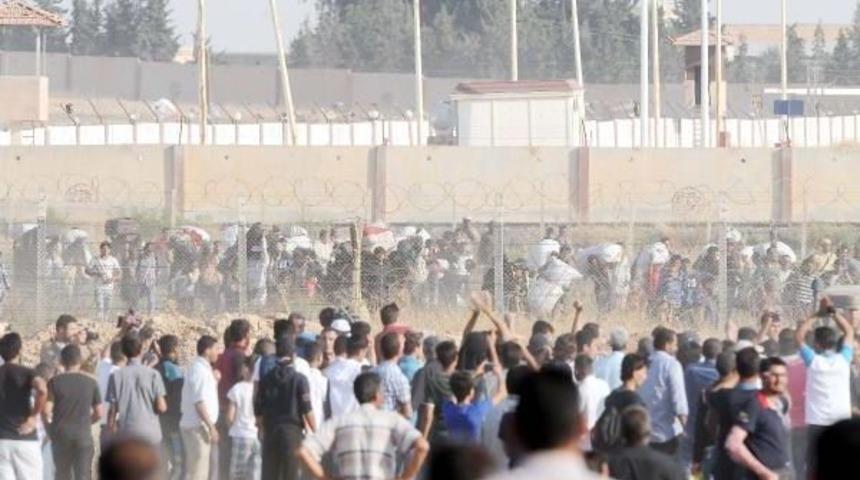 Suriyeliler Sınırda &Ouml;nce 'su' Sonra 'ge&ccedil;iş' Istiyor (4)