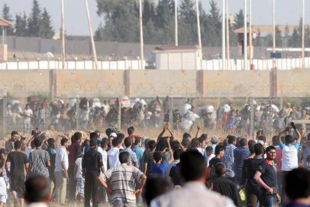 Suriyeliler Sınırda Önce 'su' Sonra 'geçiş' Istiyor (4)