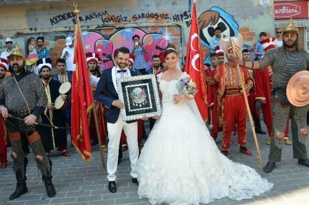 &Ccedil;ılgın &Ccedil;ift Mehterli Y&uuml;r&uuml;y&uuml;şle D&uuml;nyaevine Girdi