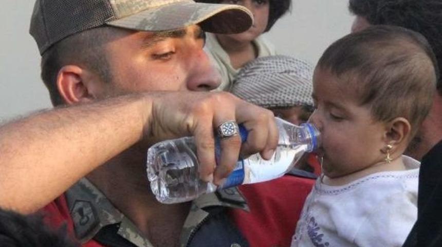Suriyeliler Sınırda &Ouml;nce 'su' Sonra 'ge&ccedil;iş' Istiyor (6)