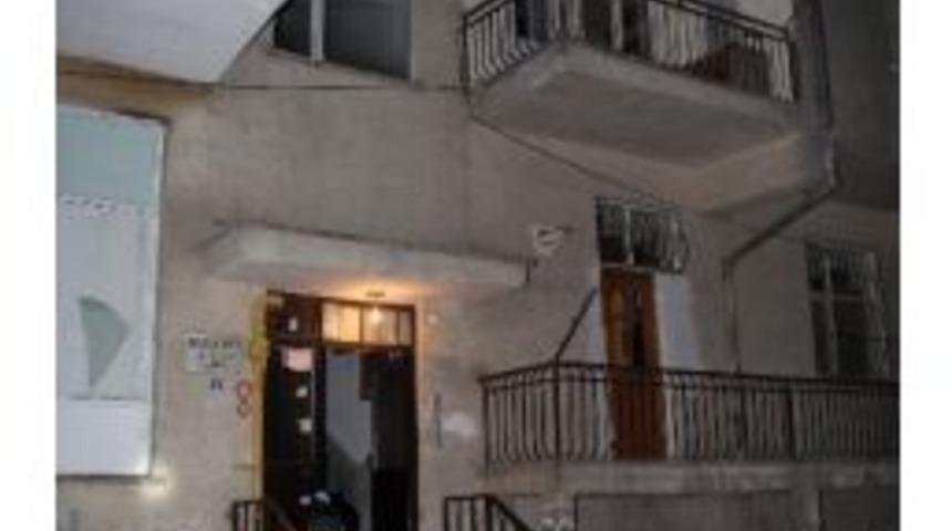 Balkondan D&uuml;şen Gen&ccedil; Kızın Yoğun Bakımda Tedavisi S&uuml;r&uuml;yor