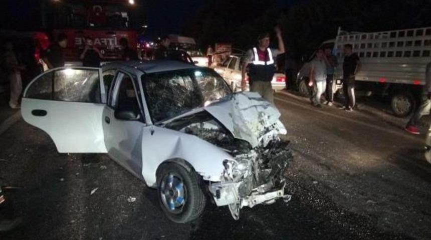 Otomobil Ile Kamyonet &Ccedil;arpıştı: 1 &Ouml;l&uuml;, 6 Yaralı