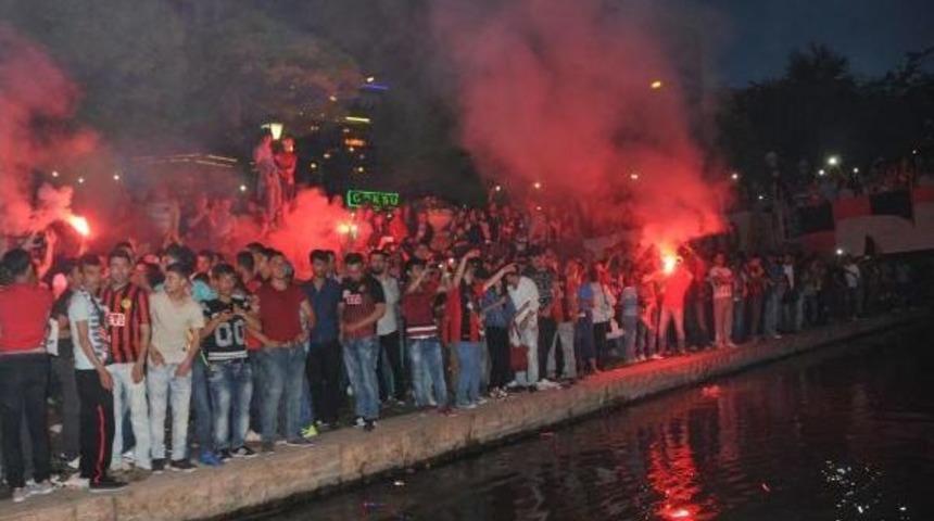 Eskişehirsporlu Taraftarların Porsuk &Ccedil;ayı'nda 50'nci Yıl Kutlaması