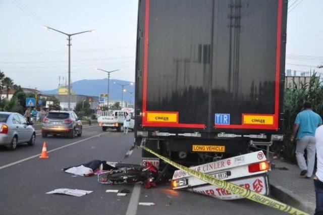 Park Halindeki Tır'a Çarpan Motosiklet Sürücüsü Öldü, Arkadaşı Yaralandı