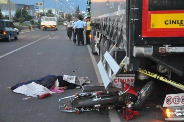 Park Halindeki Tır'a Çarpan Motosiklet Sürücüsü Öldü, Arkadaşı Yaralandı