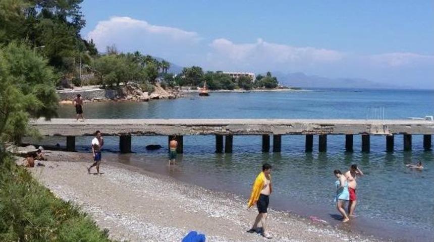 Mavi Bayraklı Plajda Iş Makineli &Ccedil;alışmaya Vatandaş Engeli