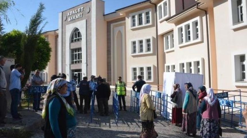 Ermenek Maden Faicası Duruşmasında Madenci Aileleri, Tutuklu Sanıklara Saldırmak Istedi