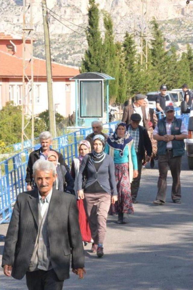 Ermenek Maden Faicası Duruşmasında Madenci Aileleri, Tutuklu Sanıklara Saldırmak Istedi