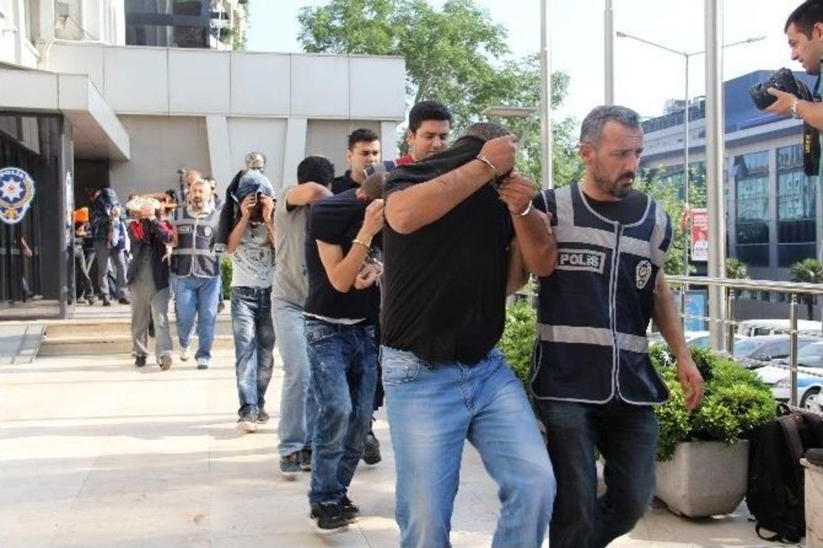 Otobanda Yaşı K&uuml;&ccedil;&uuml;k Kızları Ve Eşlerini Pazarlayan &Ccedil;ete &Ccedil;&ouml;kertildi