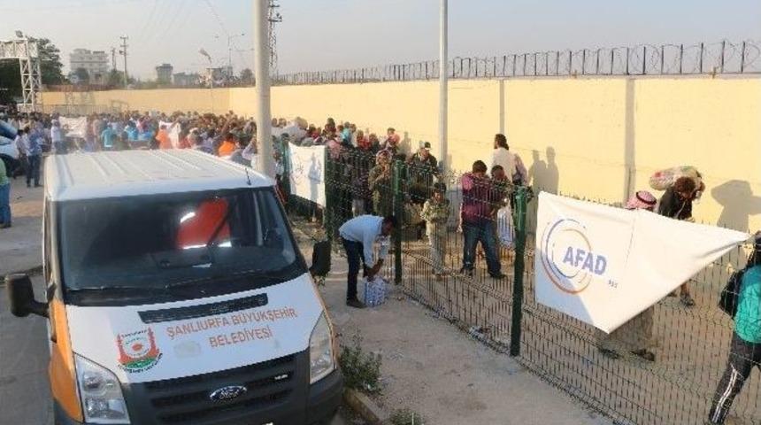 Suriyelilere &Ccedil;orba Ve Bisk&uuml;vi Dağıtıldı