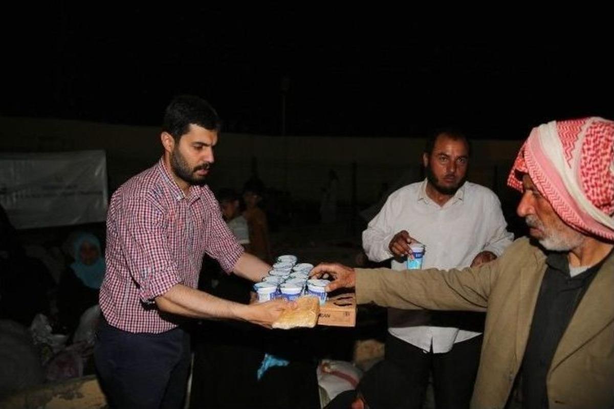 Savaştan Ka&ccedil;an Suriyelilere Sınır Kapısında Kumanya Yardımı