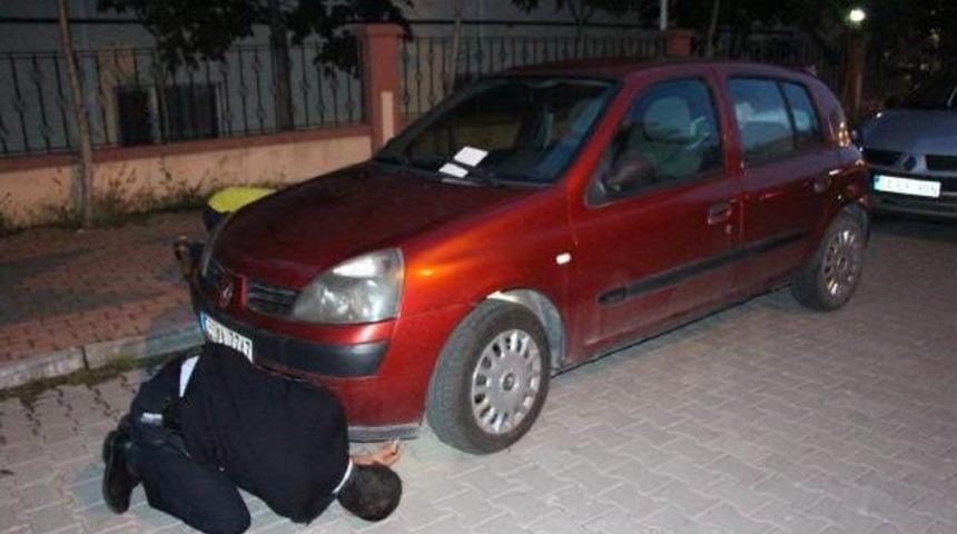 Otomobilin Motoruna Giren Yavru Kediyi Polis &Ccedil;ıkardı