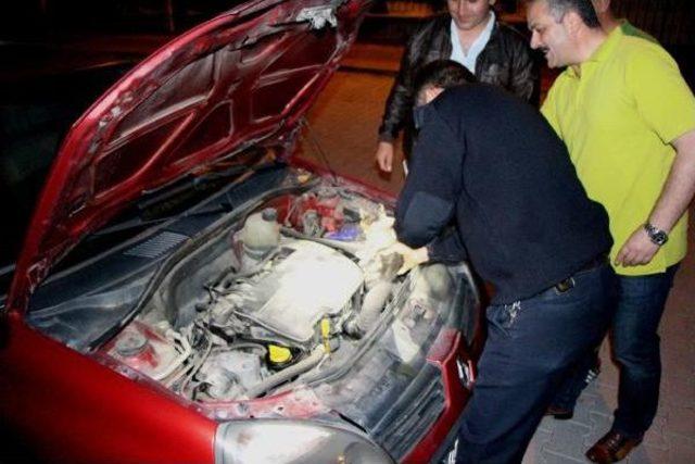 Otomobilin Motoruna Giren Yavru Kediyi Polis Çıkardı