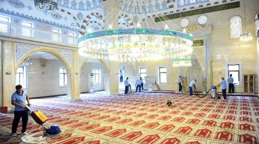 Bağcılar&rsquo;da Camiler G&uuml;l Kokuyor