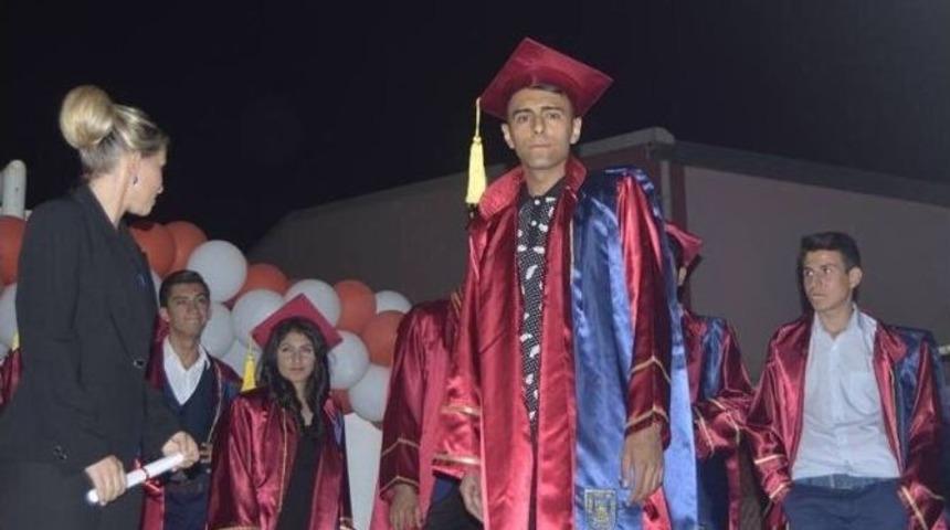 Otomobil Kazada İkiye Ayrıldı: 1 &Ouml;l&uuml;, 2 Yaralı