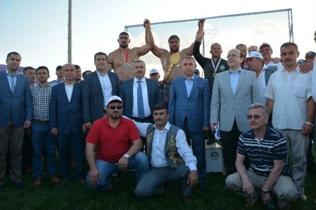 Kiraz Festivalinde Başpehlivan Kara Oldu