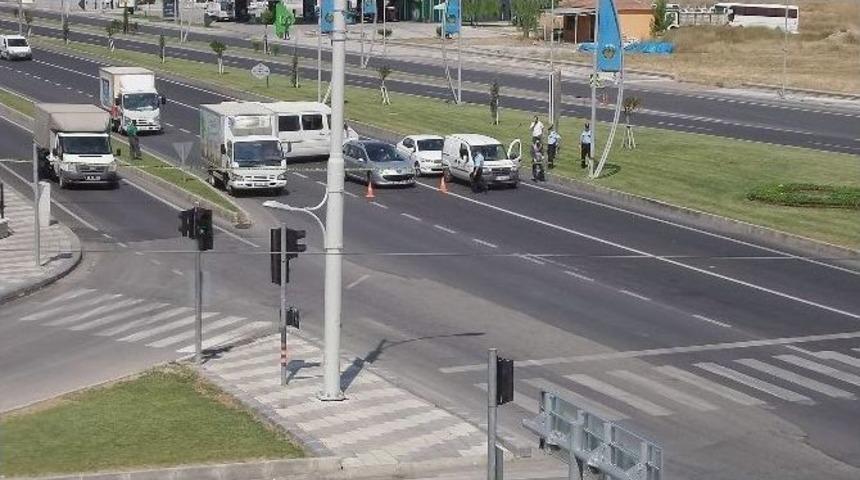 &Ccedil;evreyolunda Ş&uuml;pheli Valiz Alarmı