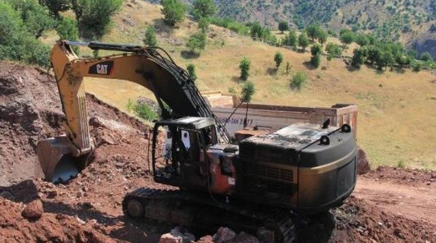 Pkk'lı Ter&ouml;ristler, Baraj Şantiyesindeki 5 Iş Makinesini Yaktı