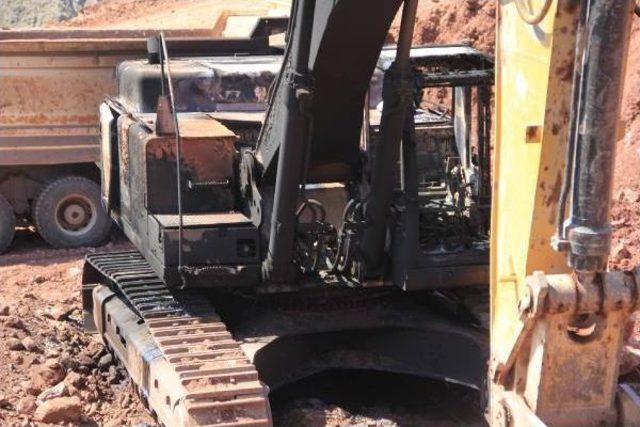 Pkk lı Teröristler, Baraj Şantiyesindeki 5 Iş Makinesini Yaktı 1