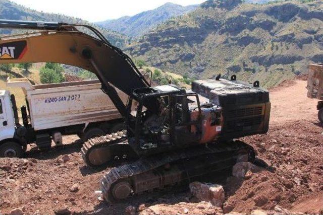Pkk lı Teröristler, Baraj Şantiyesindeki 5 Iş Makinesini Yaktı 3