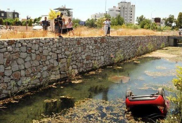 4 Aylık Bebeğin De Içinde Bulunduğu Otomobil Kanala Uçtu