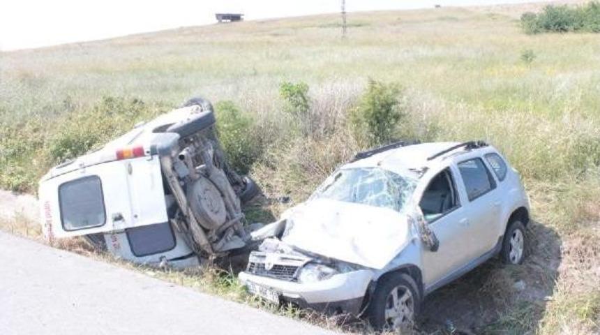 Mustafakemalpaşa&rsquo;Da Servis Aracına Otomobil &Ccedil;arptı: 16 Yaralı