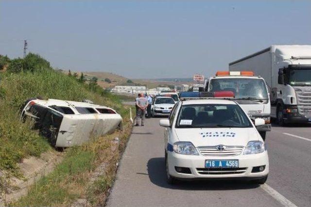 Mustafakemalpaşa’Da Servis Aracına Otomobil Çarptı: 16 Yaralı