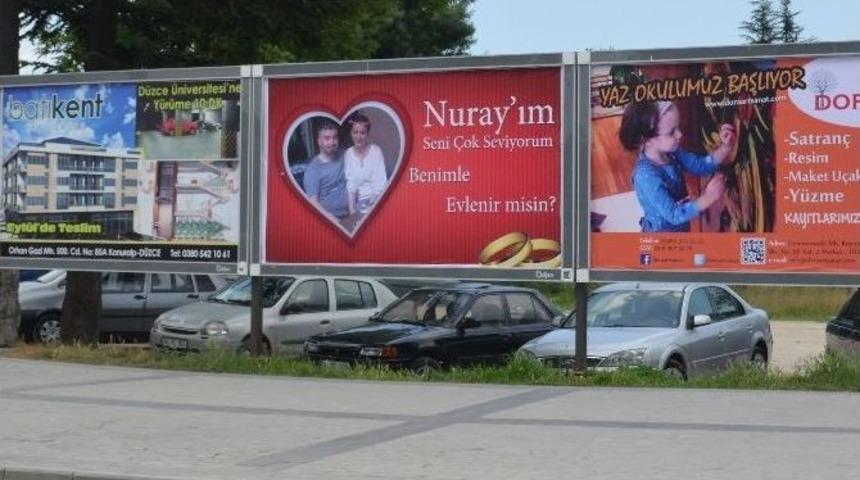 Romantik Gazeteci Bilboardlara Lan Vererek Evlenme Teklif Etti